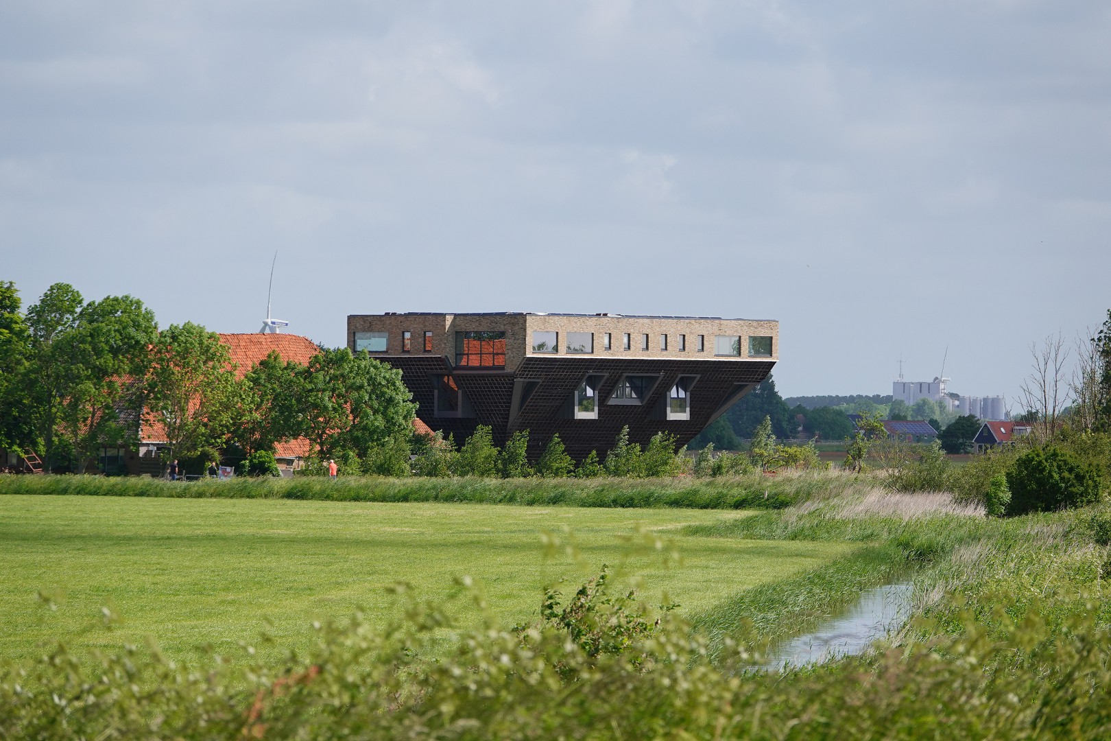 Friesland Waterland - Huis op de kop (tele)